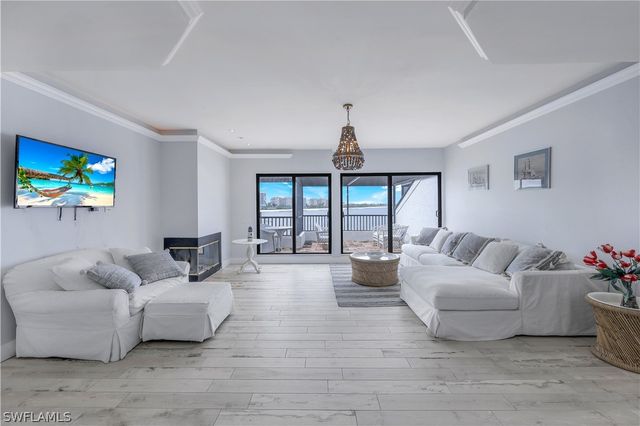 410 La Peninsula BLVD 410, Naples, FL 34113