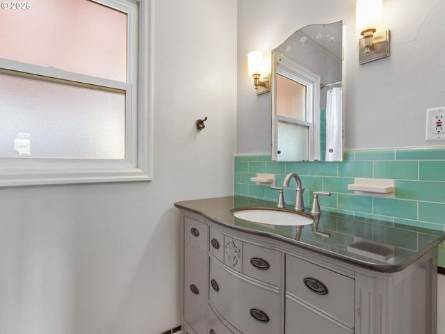 4014 Nw WASHINGTON St, Vancouver, WA 98660