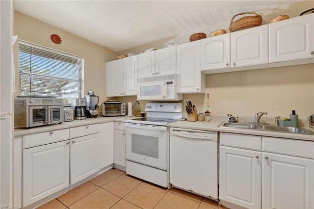 5232 Treetops DR L-102, Naples, FL 34113