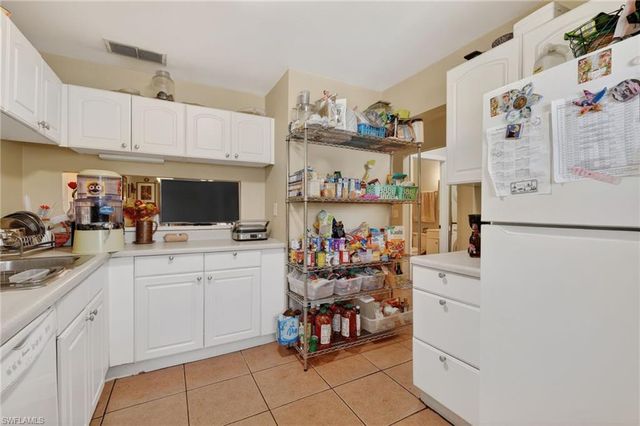 5232 Treetops DR L-102, Naples, FL 34113