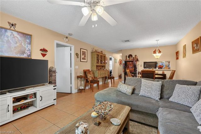 5232 Treetops DR L-102, Naples, FL 34113