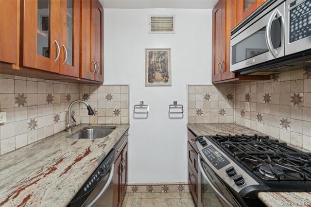 10230 66 Road 14A, Forest Hills, NY 11375