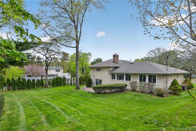 2 Vanad Drive, East Hills, NY 11576