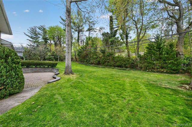 2 Vanad Drive, East Hills, NY 11576