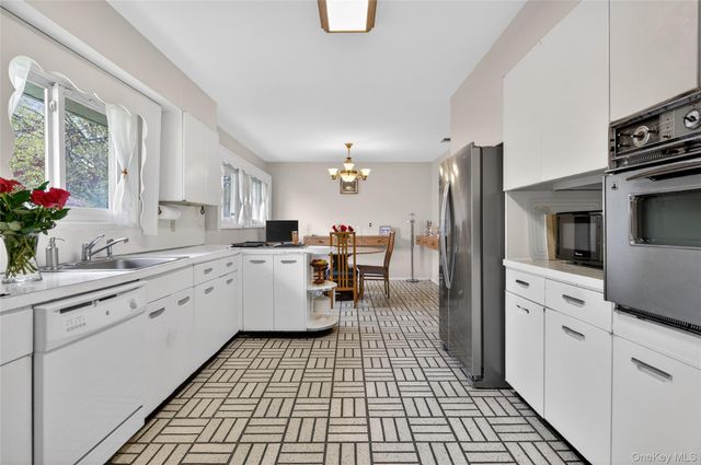 2 Vanad Drive, East Hills, NY 11576