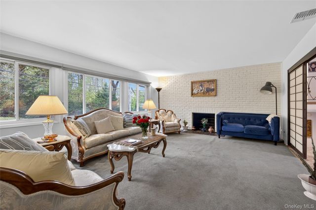 2 Vanad Drive, East Hills, NY 11576