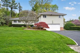 2 Vanad Drive, East Hills, NY 11576