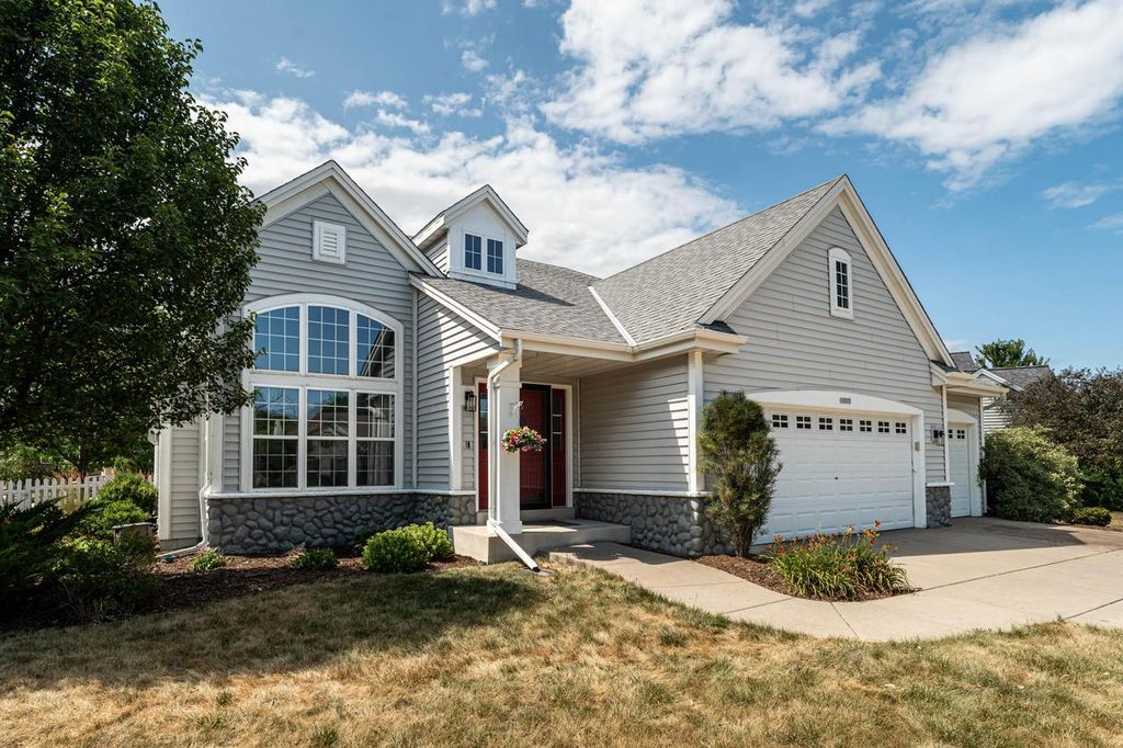 10375 S Monardy LANE, Oak Creek, WI 53154