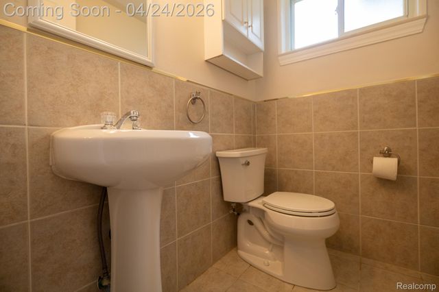 129 Pleasant Lake Drive, Waterford Charter Township, MI 48327