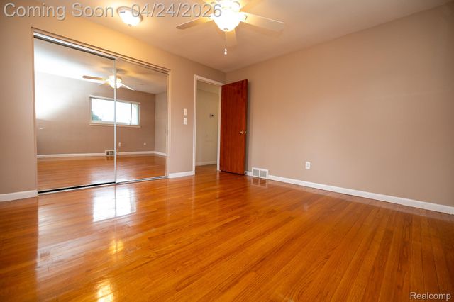 129 Pleasant Lake Drive, Waterford Charter Township, MI 48327