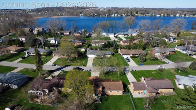129 Pleasant Lake Drive, Waterford Charter Township, MI 48327