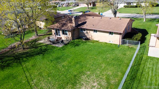 129 Pleasant Lake Drive, Waterford Charter Township, MI 48327