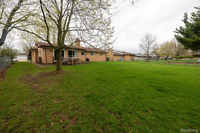 129 Pleasant Lake Drive, Waterford Charter Township, MI 48327
