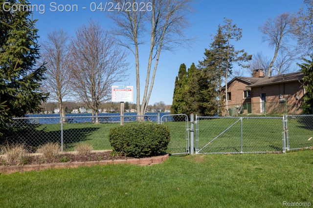 129 Pleasant Lake Drive, Waterford Charter Township, MI 48327