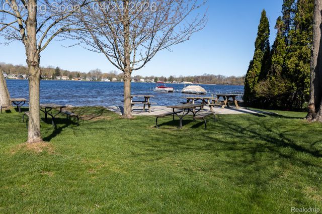 129 Pleasant Lake Drive, Waterford Charter Township, MI 48327