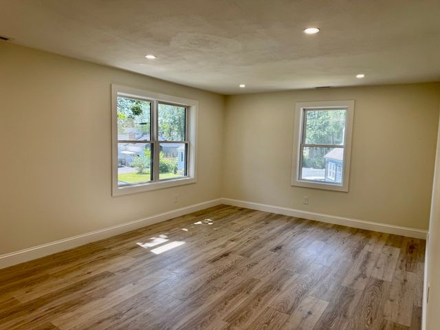 37 Karen St, Lowell, MA 01851