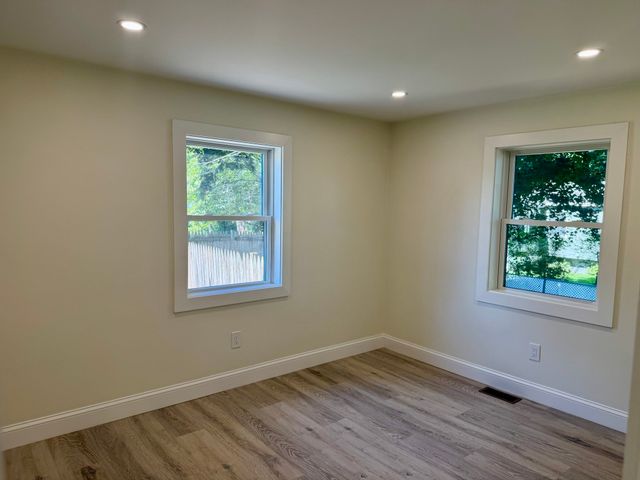 37 Karen St, Lowell, MA 01851