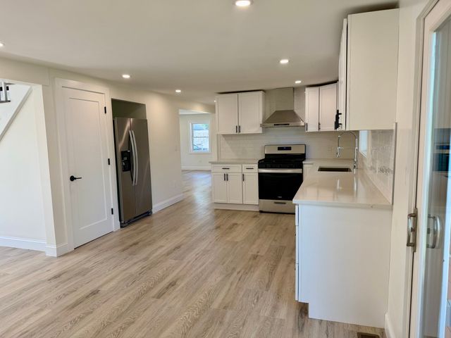 37 Karen St, Lowell, MA 01851