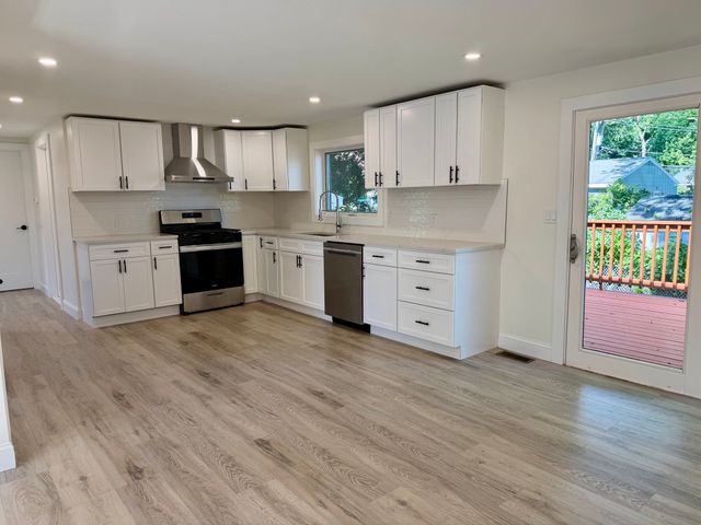 37 Karen St, Lowell, MA 01851