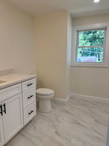 37 Karen St, Lowell, MA 01851