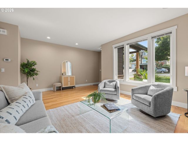 5033 Sw TEXAS St, Portland, OR 97219