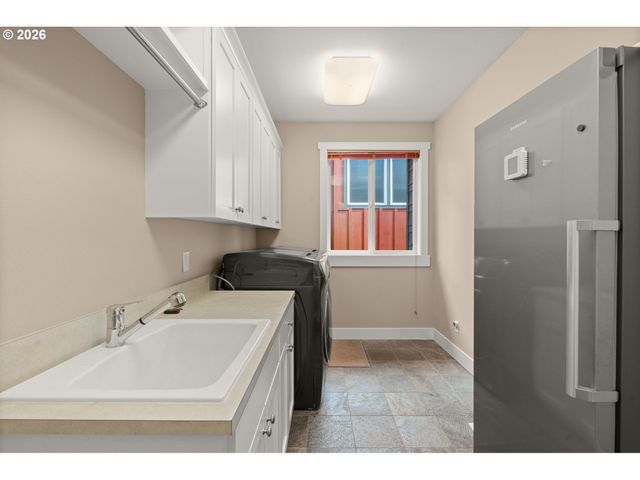 5033 Sw TEXAS St, Portland, OR 97219