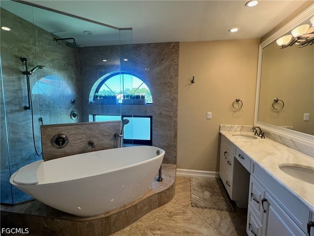 619 Beachwalk CIR I201, Naples, FL 34108