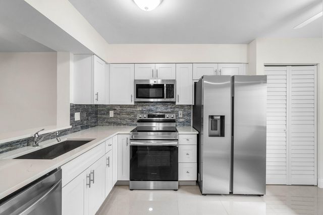 7290 KINGHURST Drive 106, Delray Beach, FL 33446