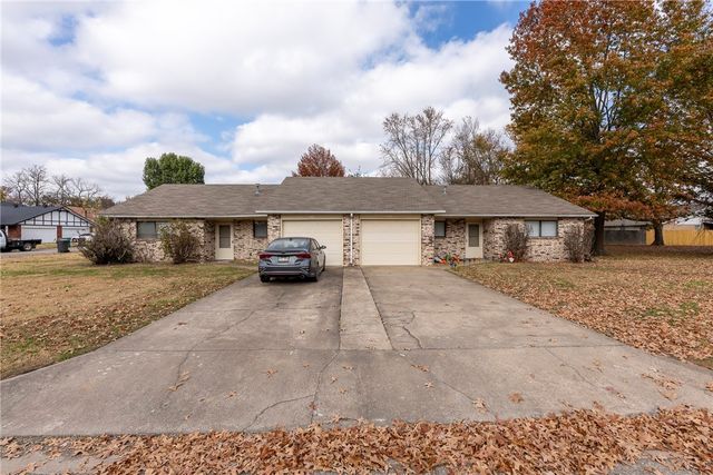 11 units total W Beechwood Drive, Rogers, AR 72756