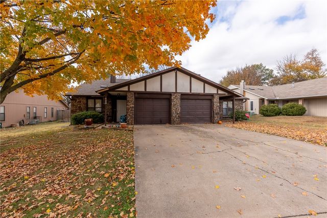 11 units total W Beechwood Drive, Rogers, AR 72756