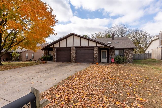 11 units total W Beechwood Drive, Rogers, AR 72756