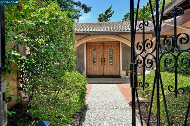 1085 Country Club Drive, Moraga, CA 94556