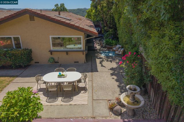 1085 Country Club Drive, Moraga, CA 94556