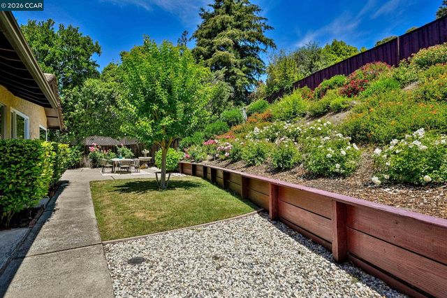 1085 Country Club Drive, Moraga, CA 94556