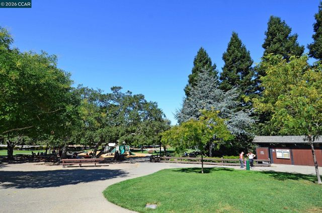 1085 Country Club Drive, Moraga, CA 94556