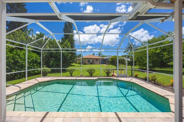 195 Palmetto Dunes CIR, Naples, FL 34113