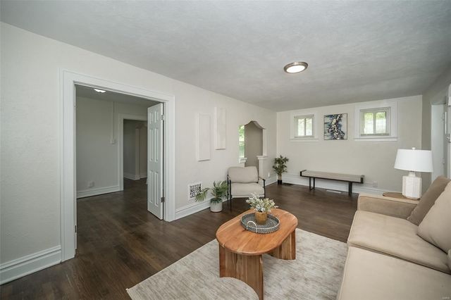 4117 Ravenwood Avenue, St Louis, MO 63121