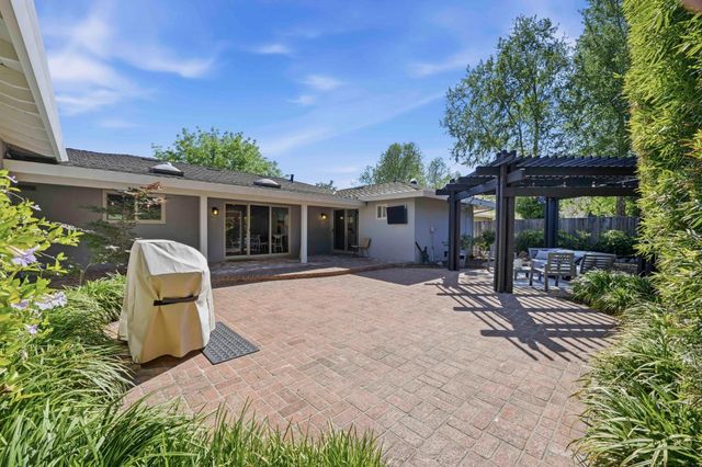 2929 Latham Dr, Sacramento, CA 95864