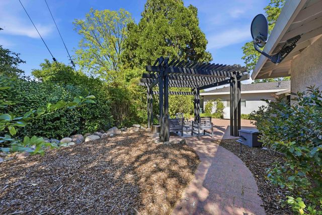 2929 Latham Dr, Sacramento, CA 95864