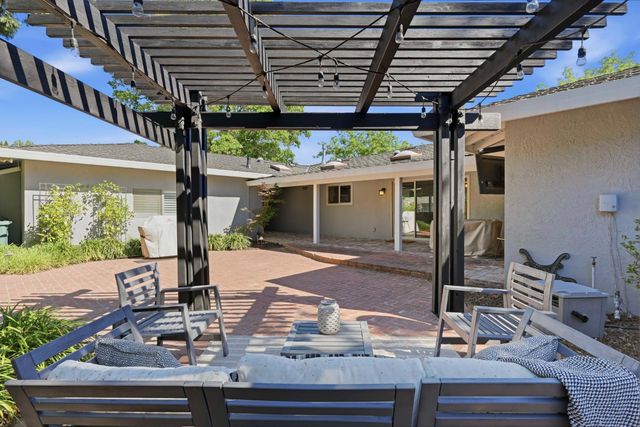 2929 Latham Dr, Sacramento, CA 95864