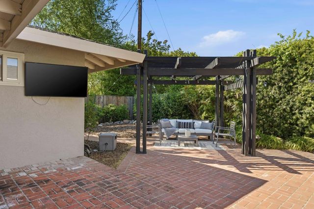 2929 Latham Dr, Sacramento, CA 95864