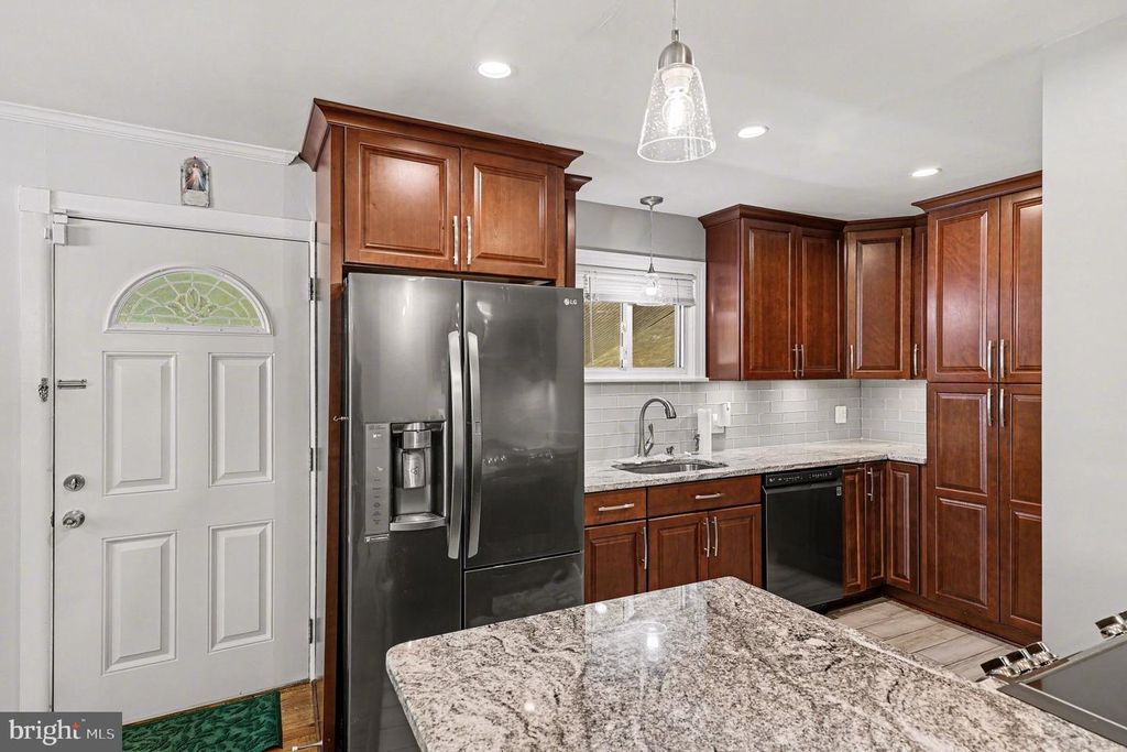 Image 7 of property listing at 1602 ERSKINE ST, Hyattsville, MD 20783