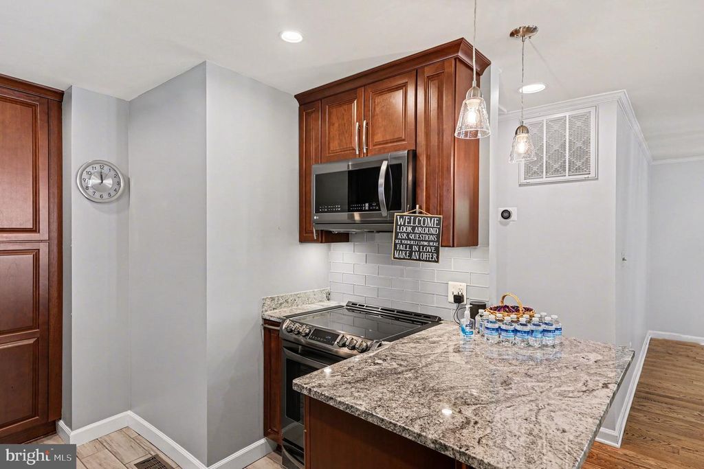 Image 8 of property listing at 1602 ERSKINE ST, Hyattsville, MD 20783