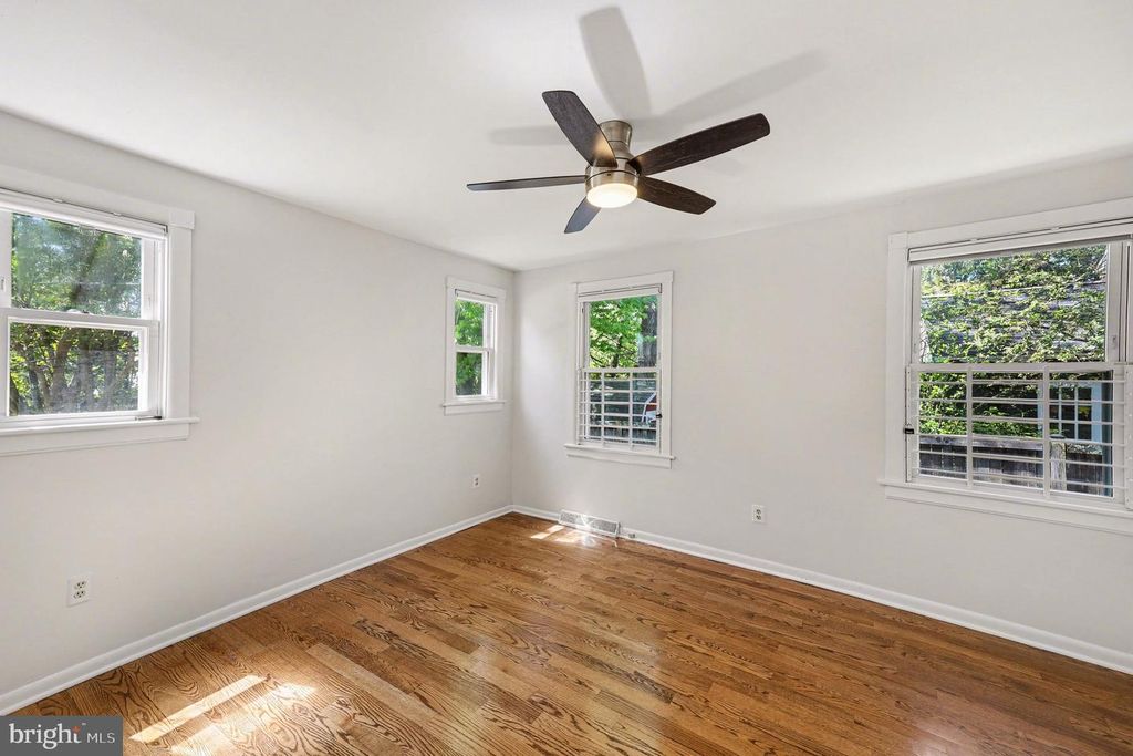 Image 13 of property listing at 1602 ERSKINE ST, Hyattsville, MD 20783