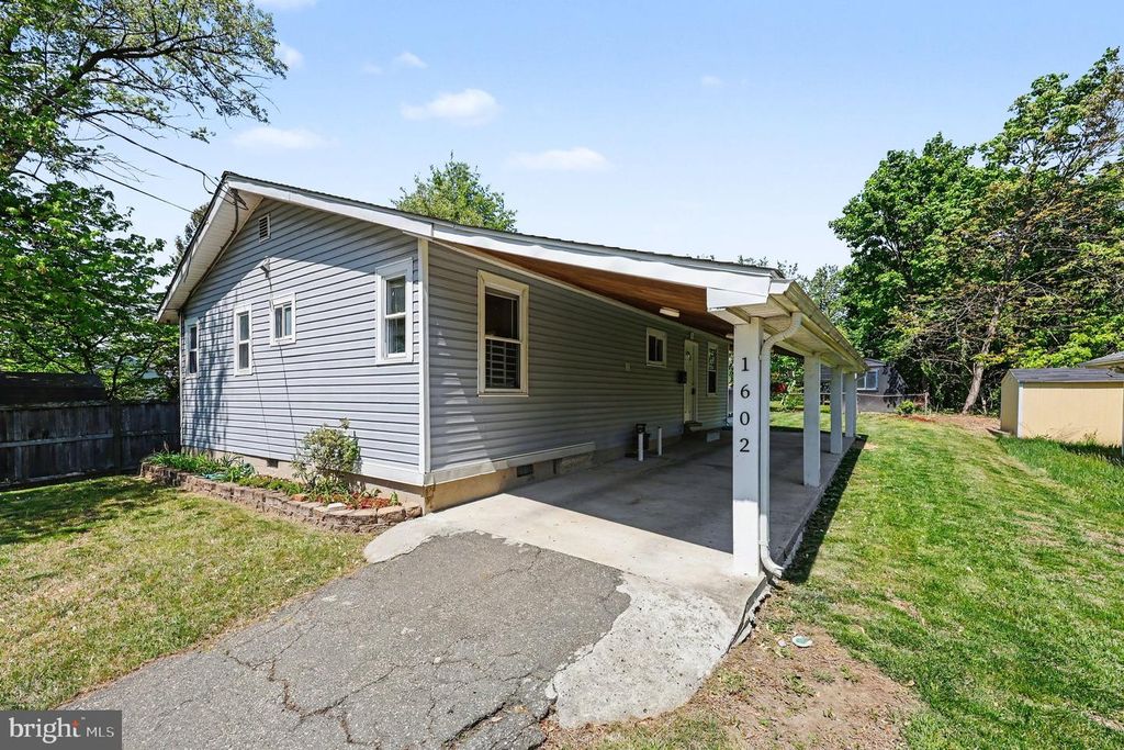 Image 2 of property listing at 1602 ERSKINE ST, Hyattsville, MD 20783