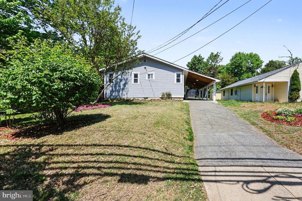 Image 3 of property listing at 1602 ERSKINE ST, Hyattsville, MD 20783