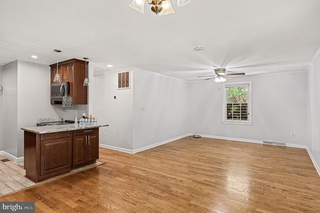 Image 4 of property listing at 1602 ERSKINE ST, Hyattsville, MD 20783