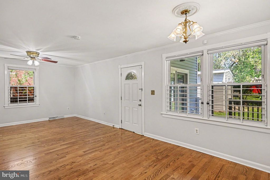 Image 5 of property listing at 1602 ERSKINE ST, Hyattsville, MD 20783