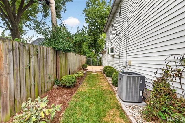 8720 Garden Court, St Louis, MO 63144