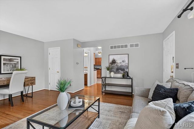 8720 Garden Court, St Louis, MO 63144